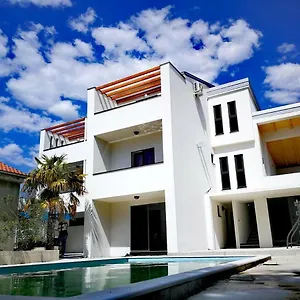 Apartment Star With Pool, Weißenburg
